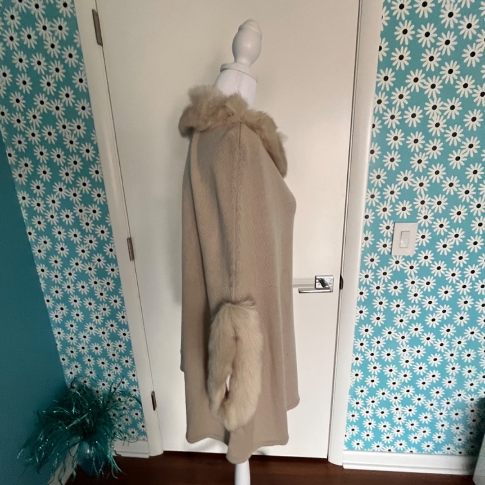 Poncho - Picture 3 of 3